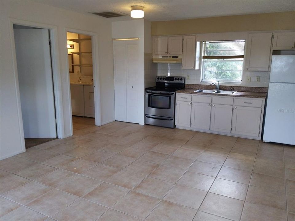 Recently Rented: $895 (1 beds, 1 baths, 572 Square Feet)