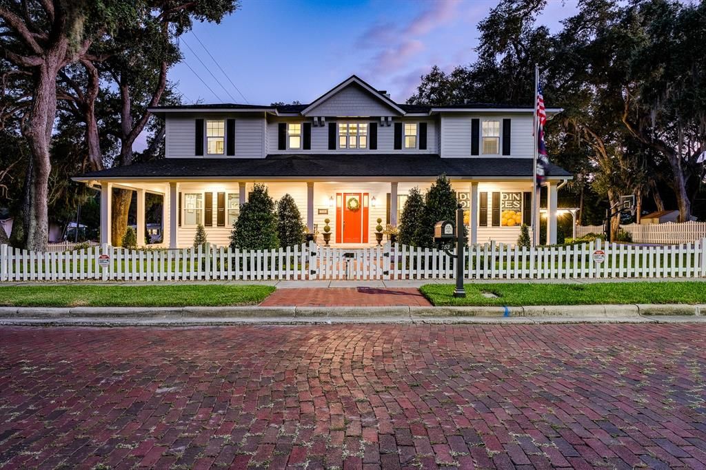 Recently Sold: $2,799,000 (7 beds, 4 baths, 5709 Square Feet)
