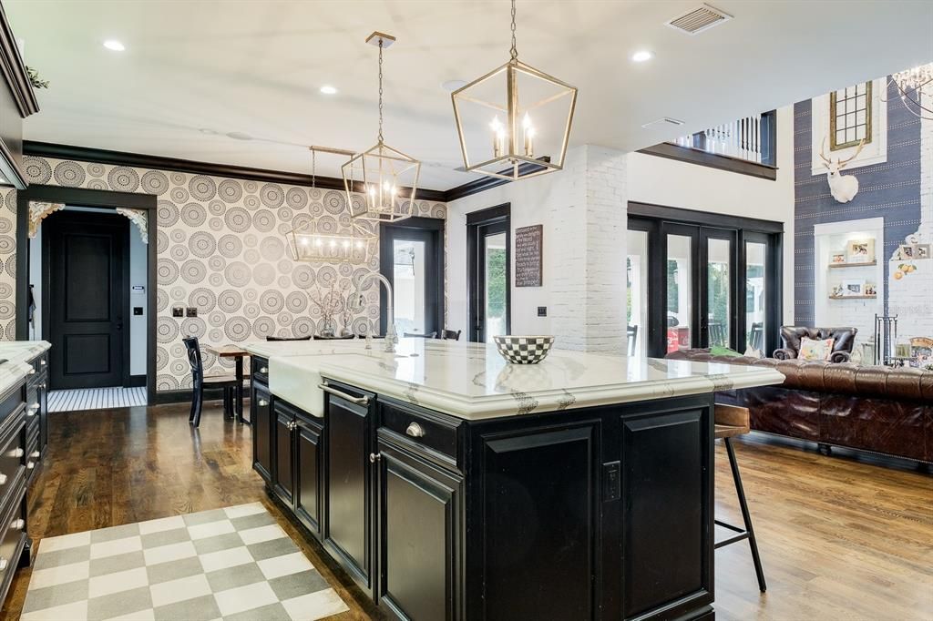 Recently Sold: $2,799,000 (7 beds, 4 baths, 5709 Square Feet)