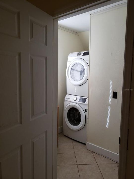 INTERIOR LAUNDRY, FRONT LOADING W/D