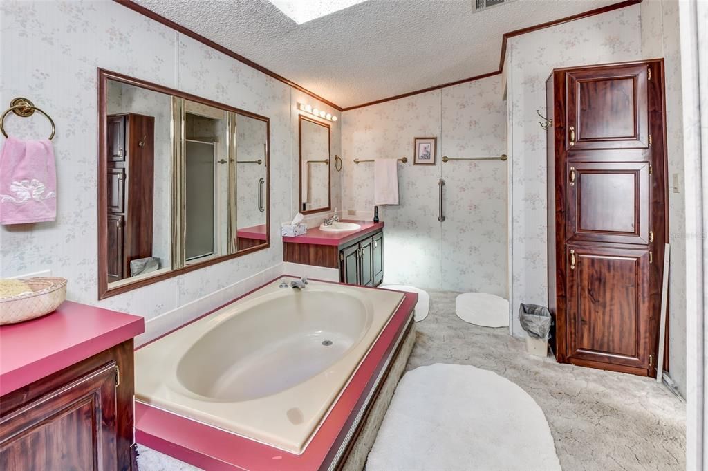 最近售出: $168,000 (4 贝兹, 3 浴室, 2052 平方英尺)