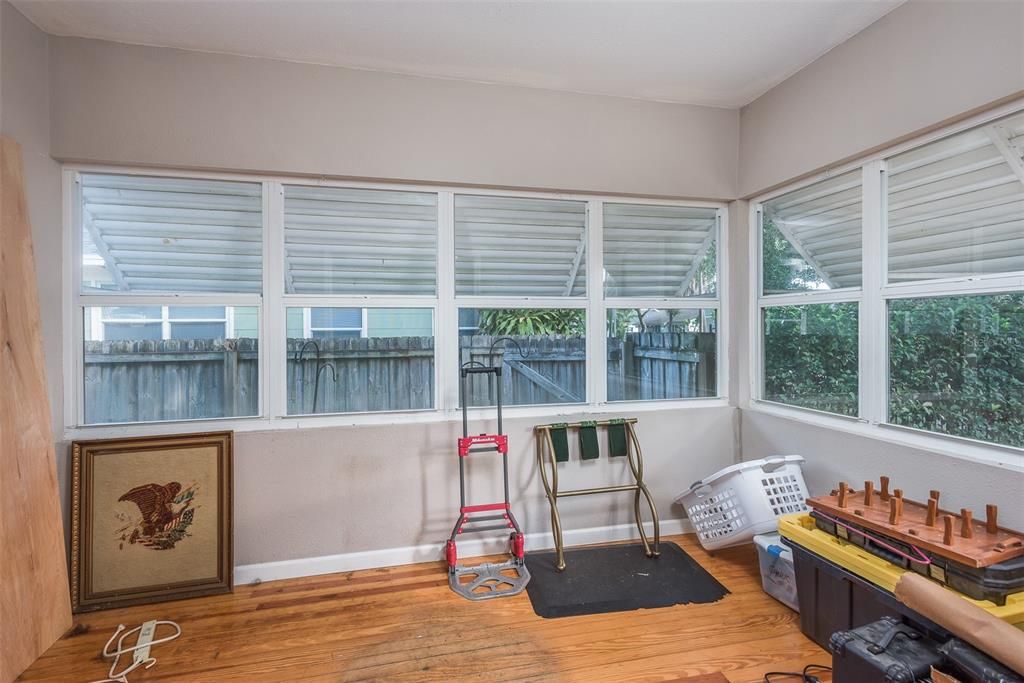 Recently Sold: $310,000 (2 beds, 1 baths, 952 Square Feet)