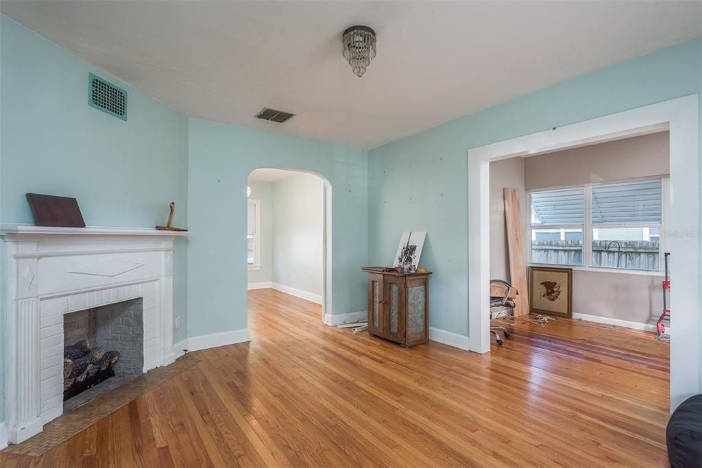 Recently Sold: $310,000 (2 beds, 1 baths, 952 Square Feet)