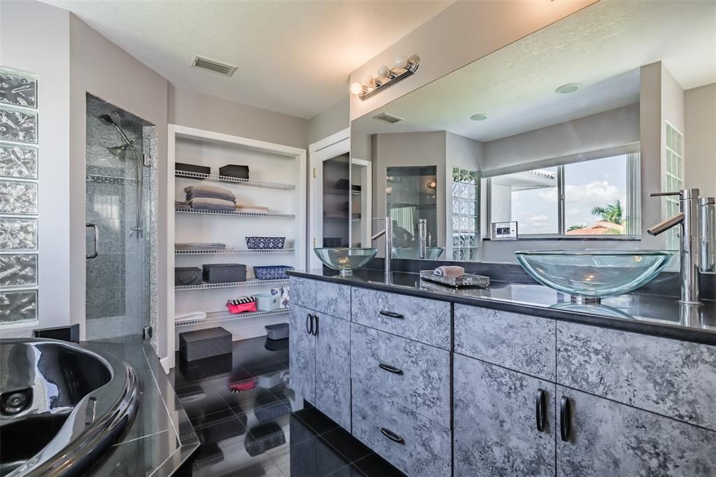 Recently Sold: $2,955,000 (5 beds, 3 baths, 3103 Square Feet)