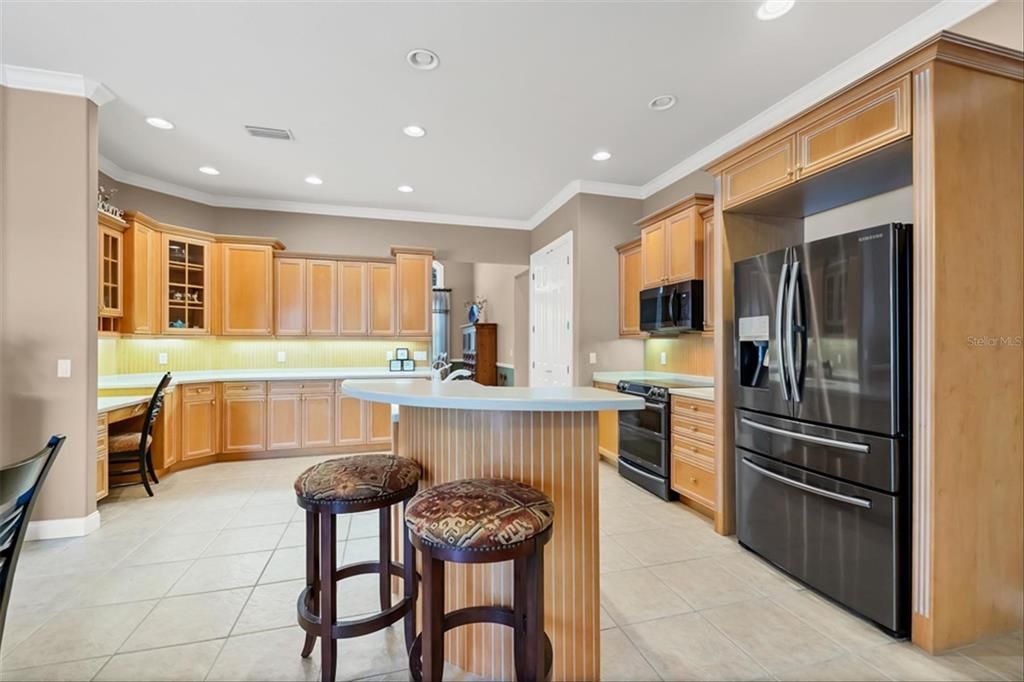 Island sink and breakfast bar