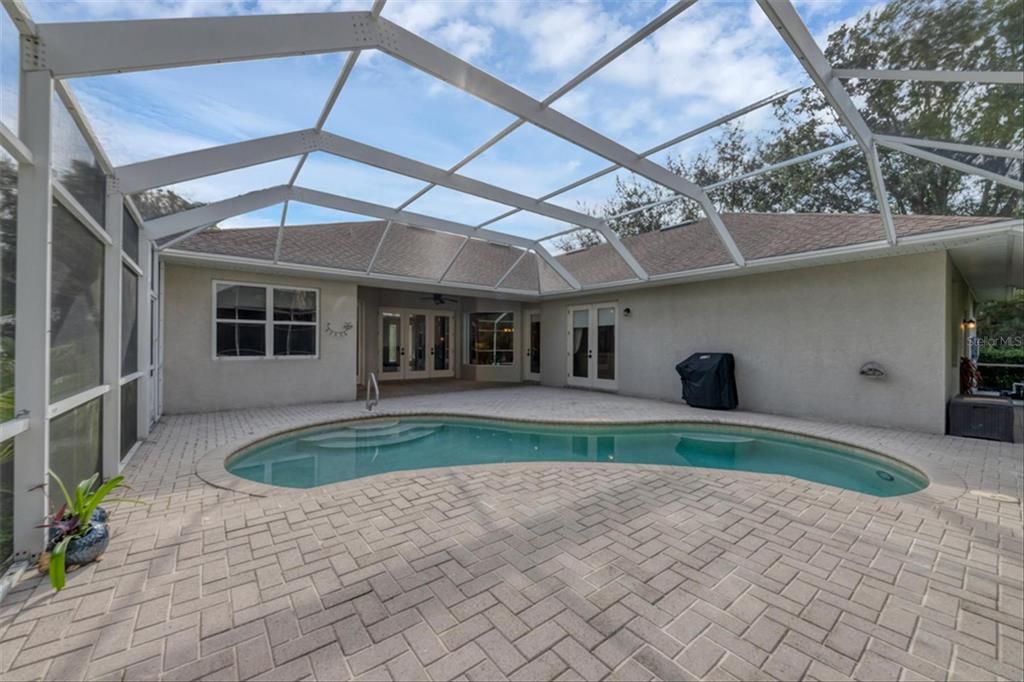 Extended raised pool deck