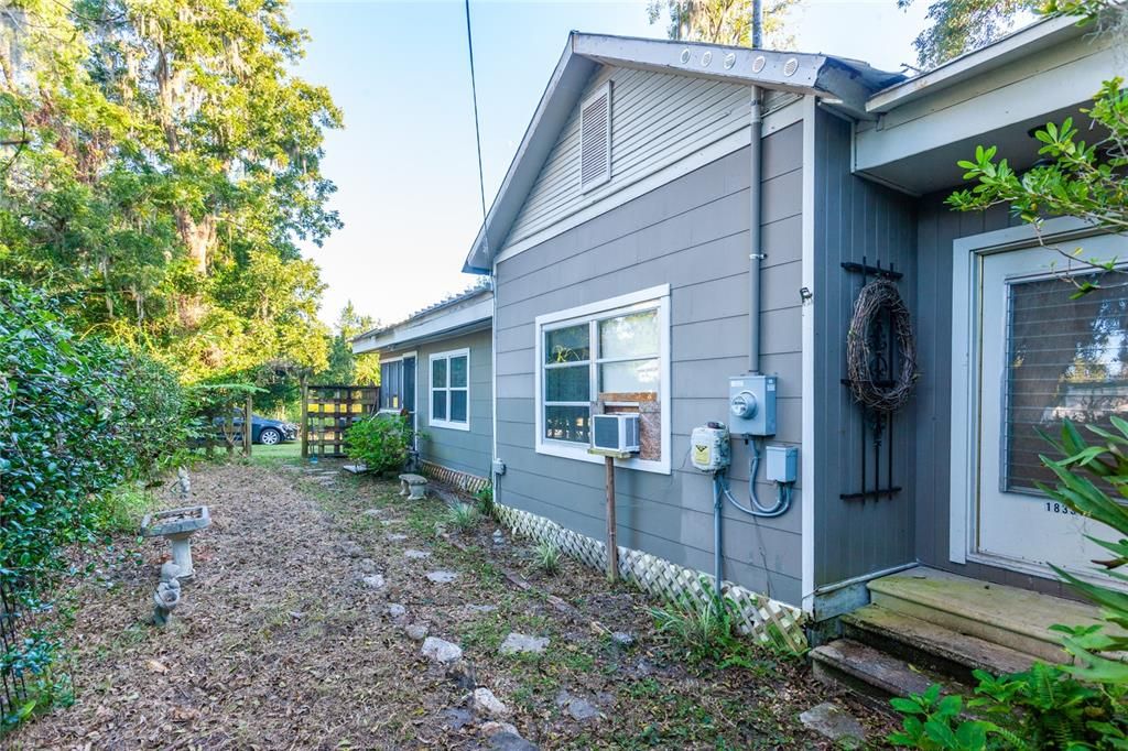 Recently Sold: $149,000 (2 beds, 1 baths, 1328 Square Feet)