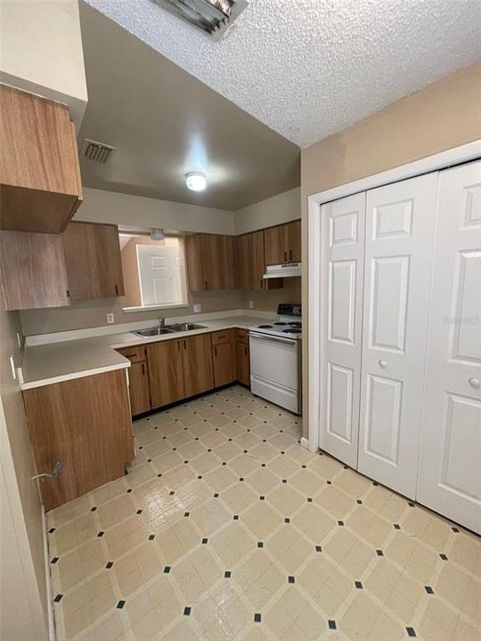 Recently Rented: $1,200 (2 beds, 2 baths, 990 Square Feet)
