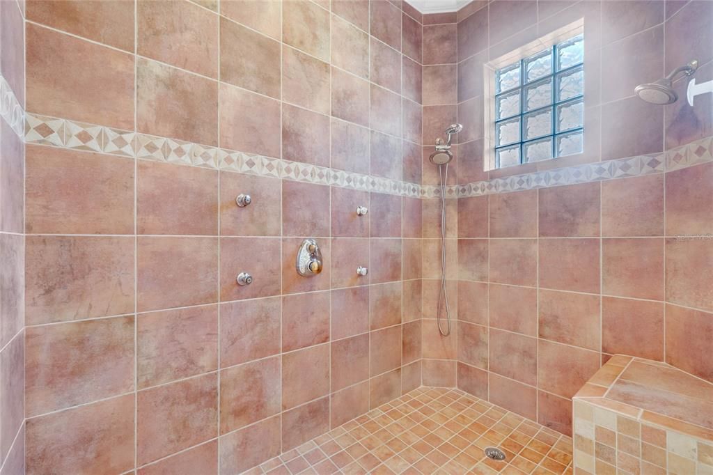 最近售出: $899,000 (5 贝兹, 4 浴室, 3642 平方英尺)
