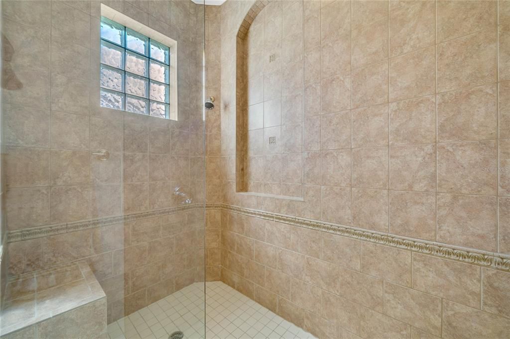 最近售出: $899,000 (5 贝兹, 4 浴室, 3642 平方英尺)