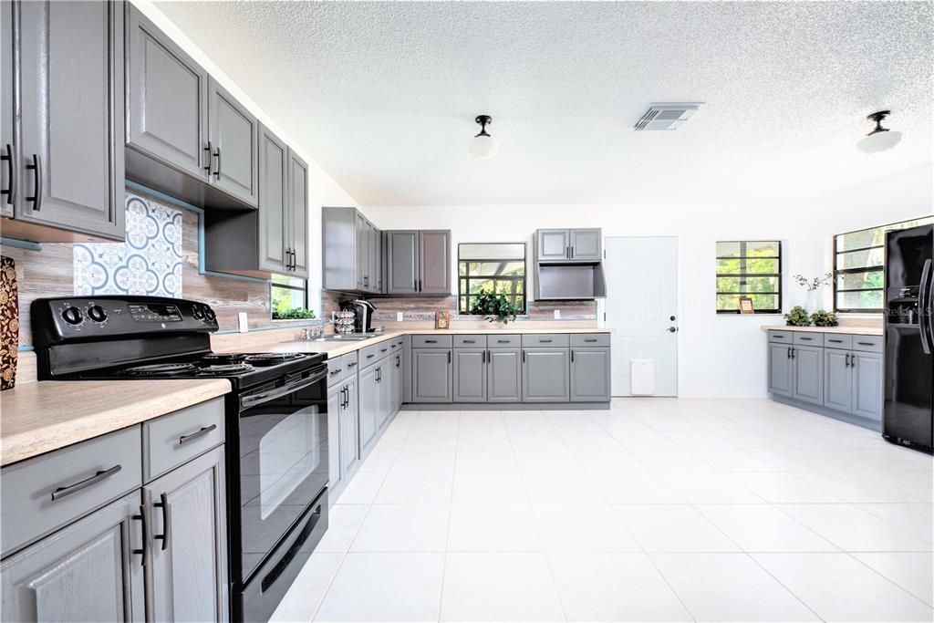 Recently Sold: $450,000 (3 beds, 2 baths, 1652 Square Feet)