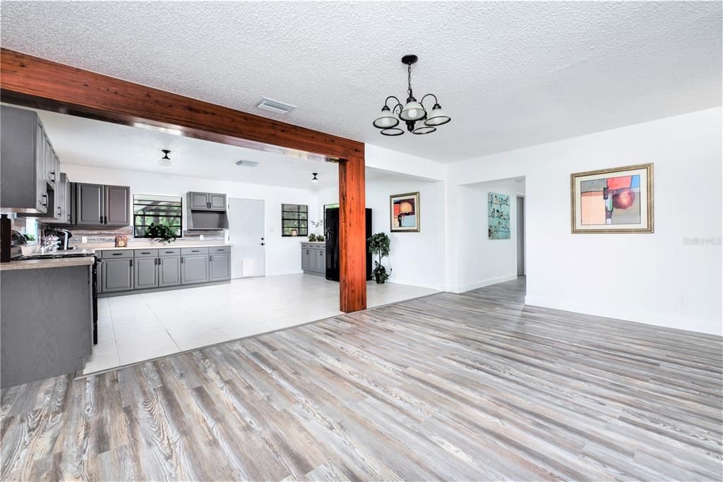 Recently Sold: $450,000 (3 beds, 2 baths, 1652 Square Feet)