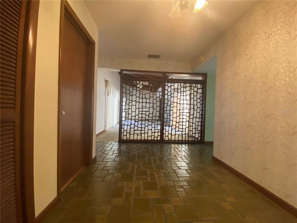 Vendido Recientemente: $369,000 (5 camas, 5 baños, 2869 Pies cuadrados)