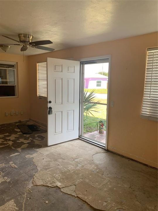 Recently Sold: $179,900 (2 beds, 1 baths, 852 Square Feet)