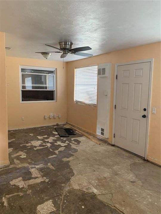 Recently Sold: $179,900 (2 beds, 1 baths, 852 Square Feet)