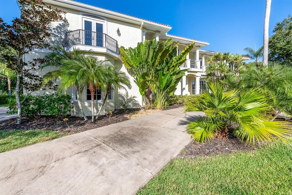 Recently Sold: $1,780,000 (7 beds, 6 baths, 6568 Square Feet)