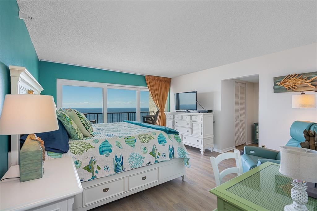 .. 13 x 15 Master Bedroom - Direct Gulf Front ..