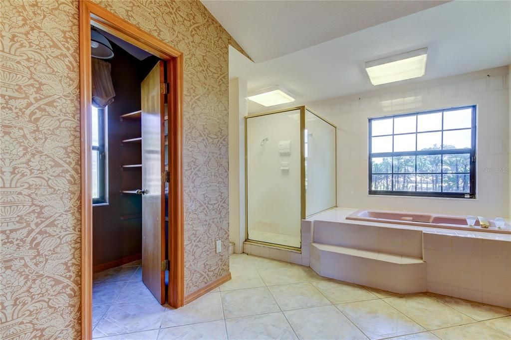 最近售出: $839,900 (4 贝兹, 3 浴室, 3166 平方英尺)