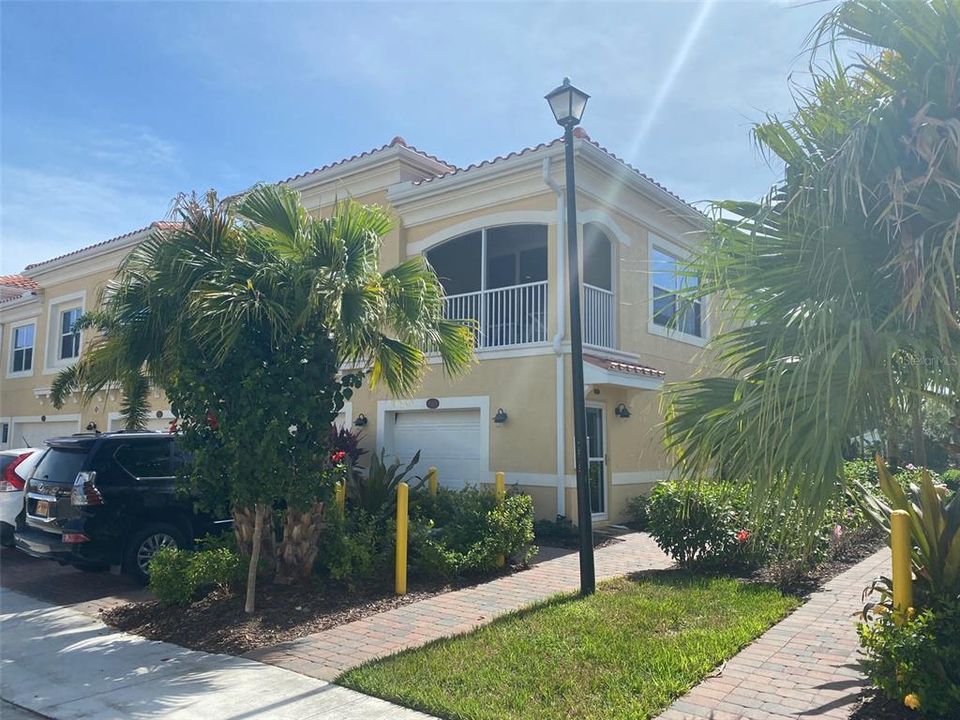 Recently Sold: $325,000 (2 beds, 2 baths, 1244 Square Feet)