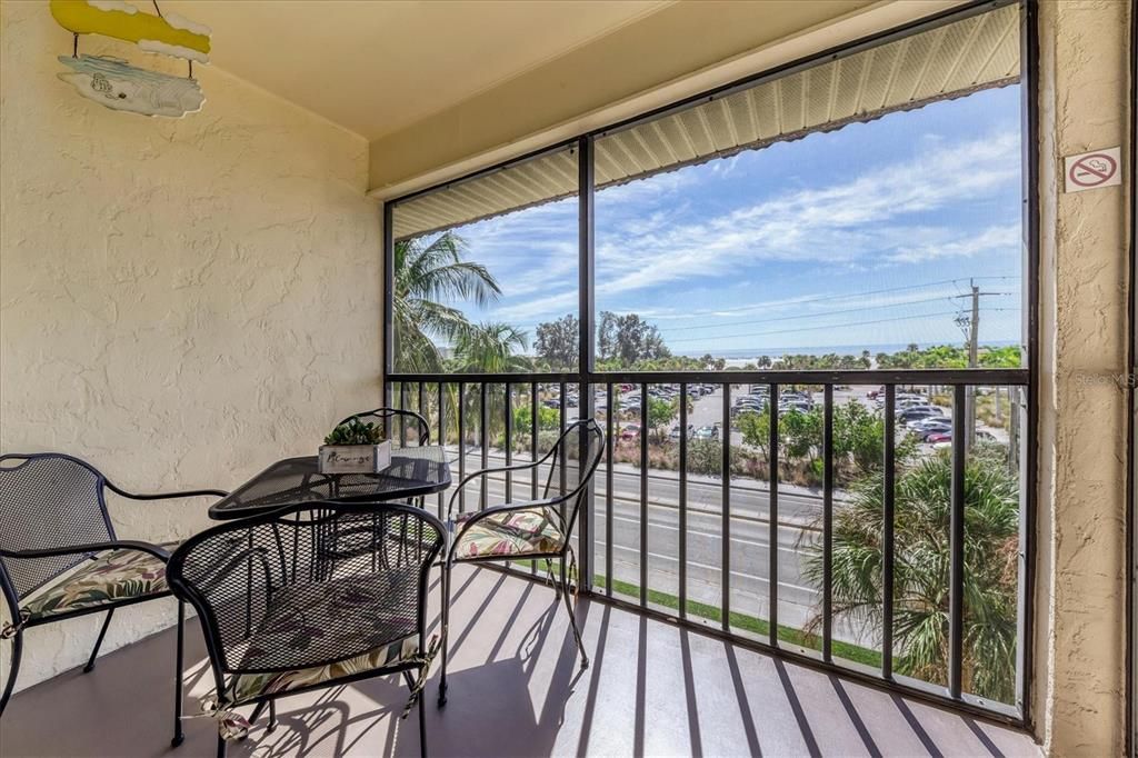 Recently Sold: $629,000 (2 beds, 1 baths, 753 Square Feet)