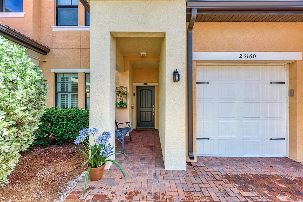 Recently Sold: $415,000 (2 beds, 2 baths, 1379 Square Feet)