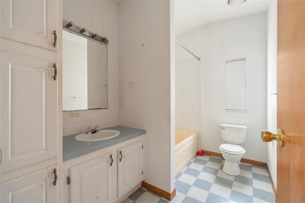 最近售出: $135,000 (3 贝兹, 2 浴室, 1404 平方英尺)