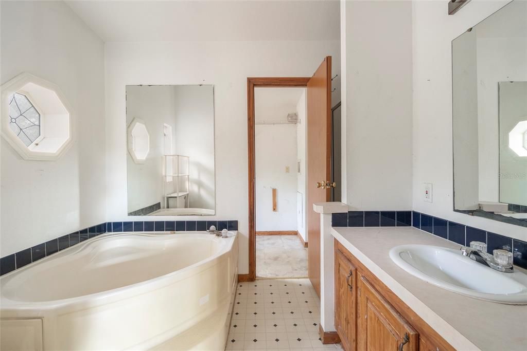 最近售出: $135,000 (3 贝兹, 2 浴室, 1404 平方英尺)