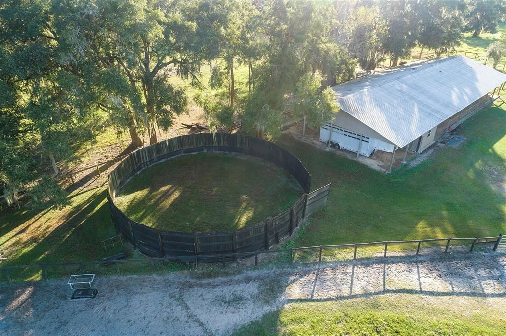 Round pen & Barn