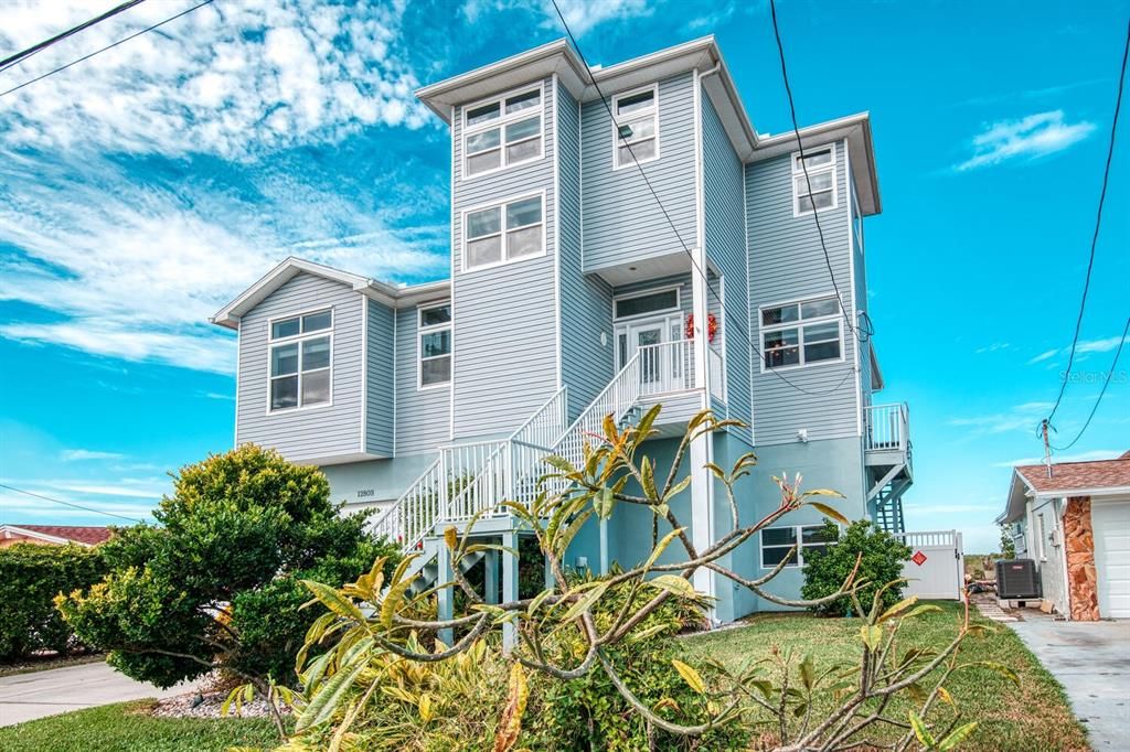 Recently Sold: $775,000 (3 beds, 2 baths, 2263 Square Feet)