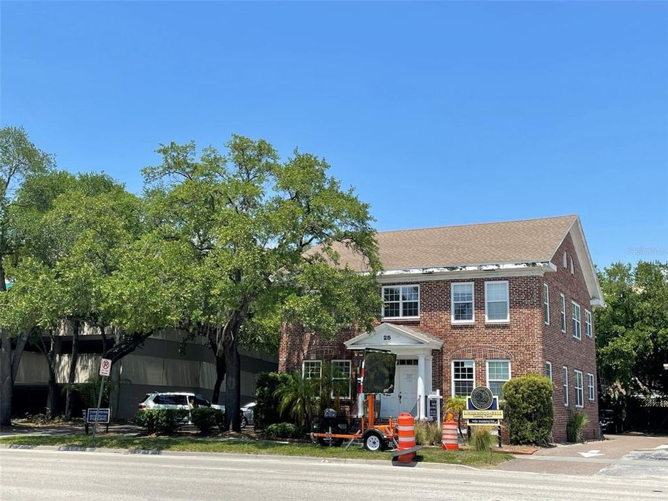 Recently Sold: $2,299,000 (11 beds, 2 baths, 4717 Square Feet)