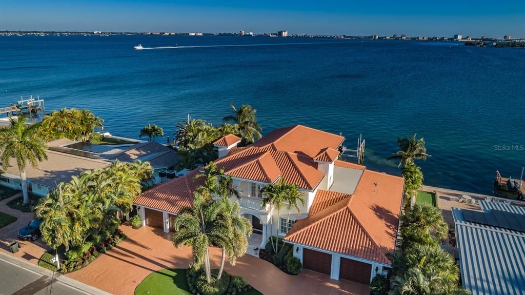 Recently Sold: $3,970,000 (4 beds, 4 baths, 5138 Square Feet)