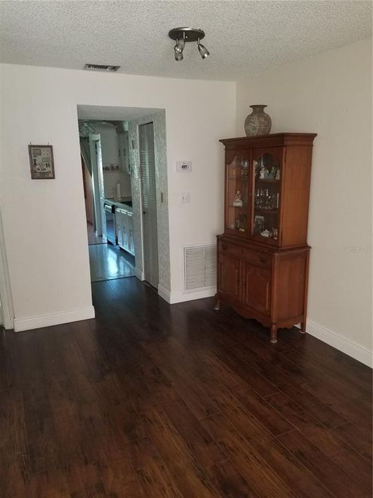 Recently Rented: $1,200 (1 beds, 1 baths, 790 Square Feet)
