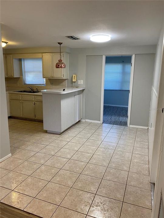 Recently Rented: $1,450 (2 beds, 1 baths, 936 Square Feet)