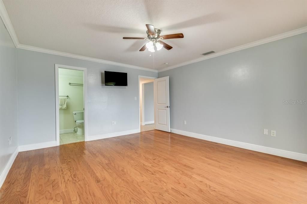 Recently Sold: $220,000 (2 beds, 2 baths, 1388 Square Feet)