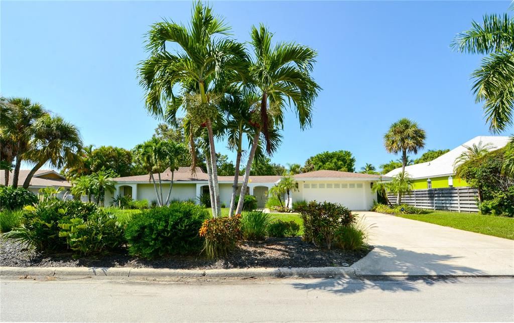 Recently Sold: $1,590,000 (3 beds, 2 baths, 1861 Square Feet)