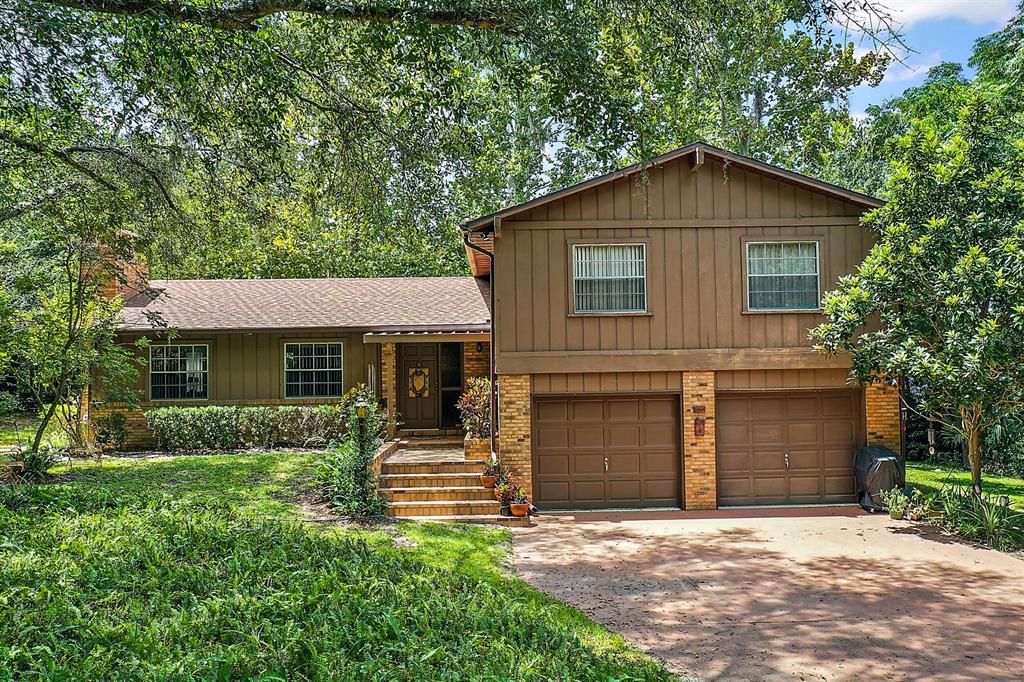 Welcome Home to 34749 Estes Rd, Eustis!