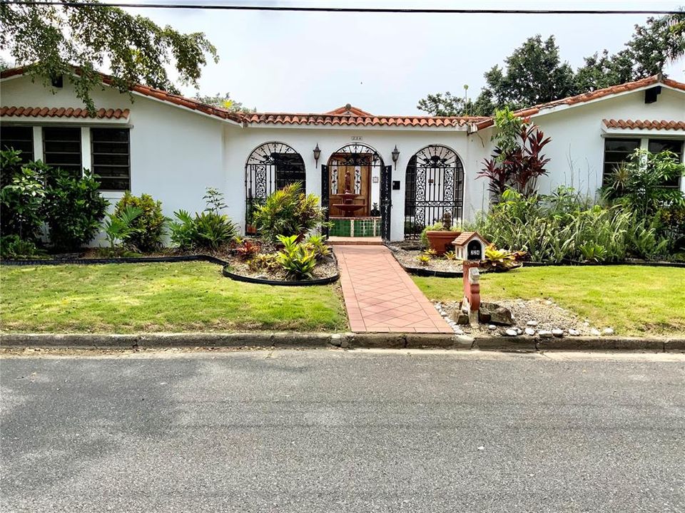 Vendido Recientemente: $575,000 (4 camas, 2 baños, 4600 Pies cuadrados)