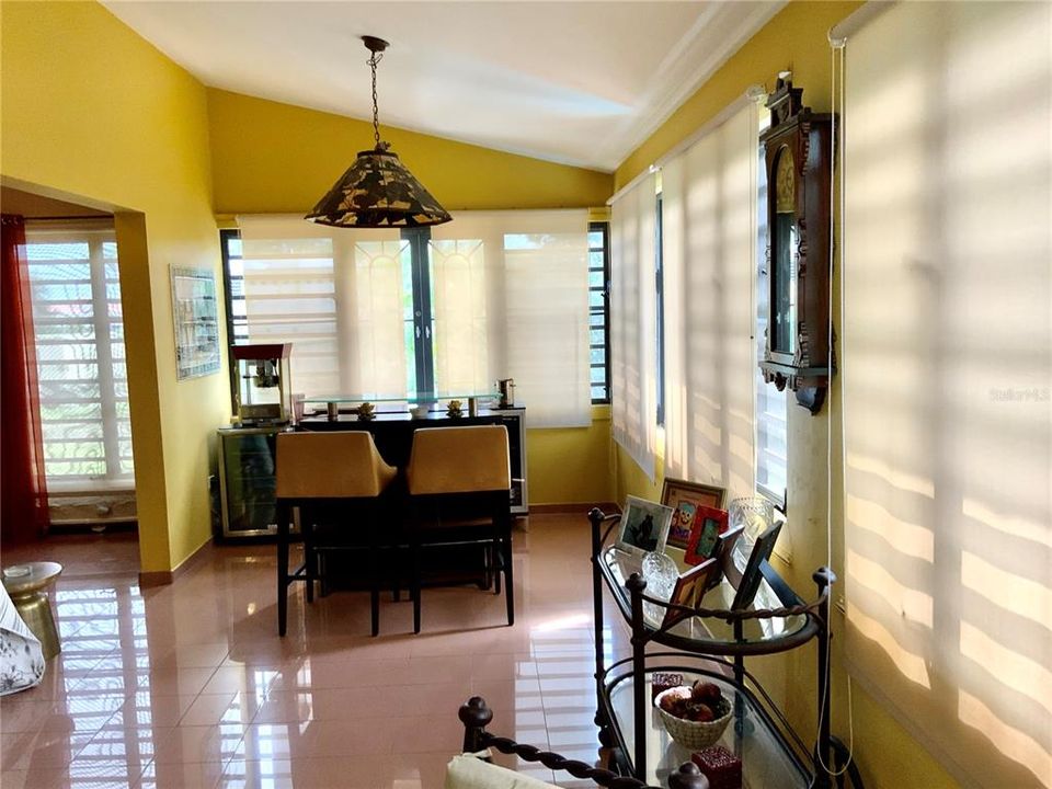 Vendido Recientemente: $575,000 (4 camas, 2 baños, 4600 Pies cuadrados)