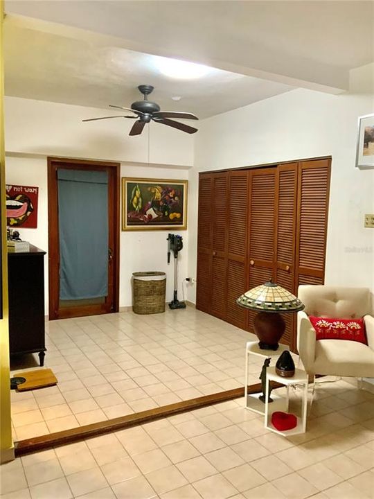 Vendido Recientemente: $575,000 (4 camas, 2 baños, 4600 Pies cuadrados)