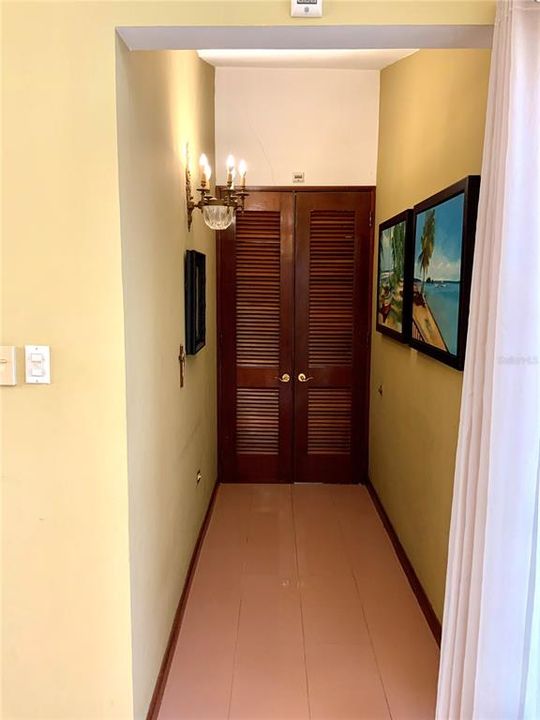 Vendido Recientemente: $575,000 (4 camas, 2 baños, 4600 Pies cuadrados)