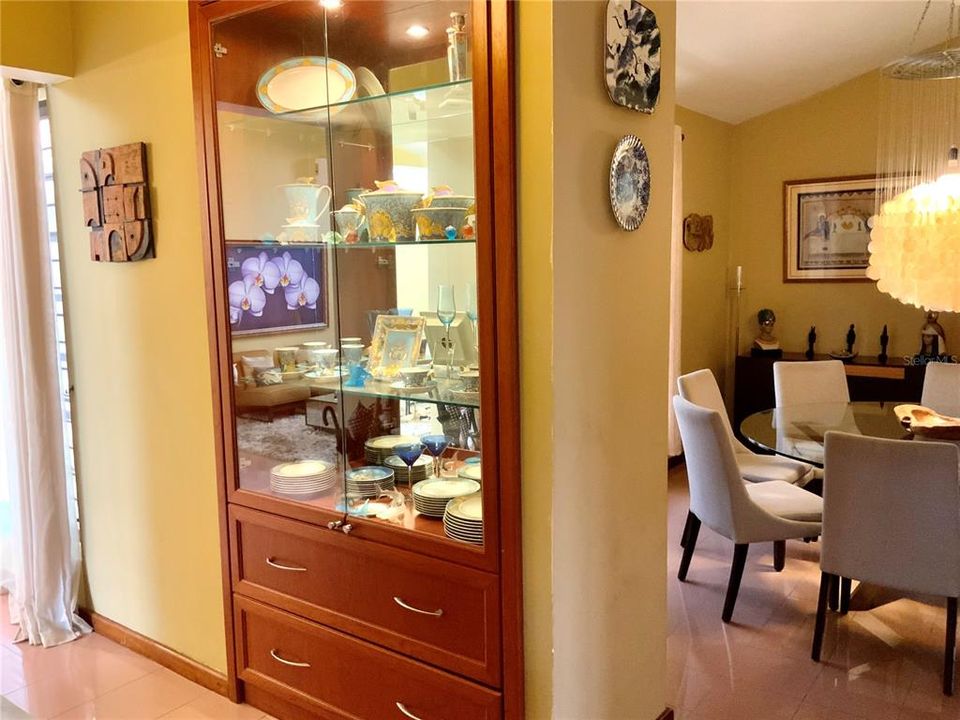 Vendido Recientemente: $575,000 (4 camas, 2 baños, 4600 Pies cuadrados)