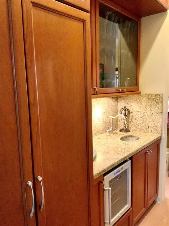 Vendido Recientemente: $575,000 (4 camas, 2 baños, 4600 Pies cuadrados)