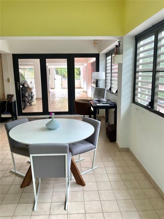 Vendido Recientemente: $575,000 (4 camas, 2 baños, 4600 Pies cuadrados)