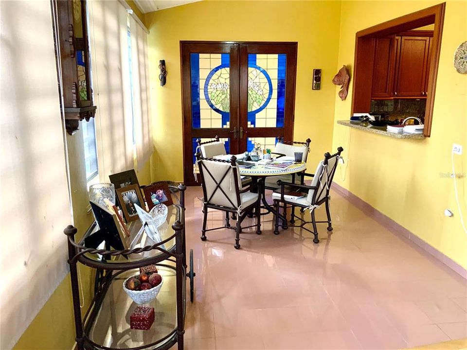 Vendido Recientemente: $575,000 (4 camas, 2 baños, 4600 Pies cuadrados)