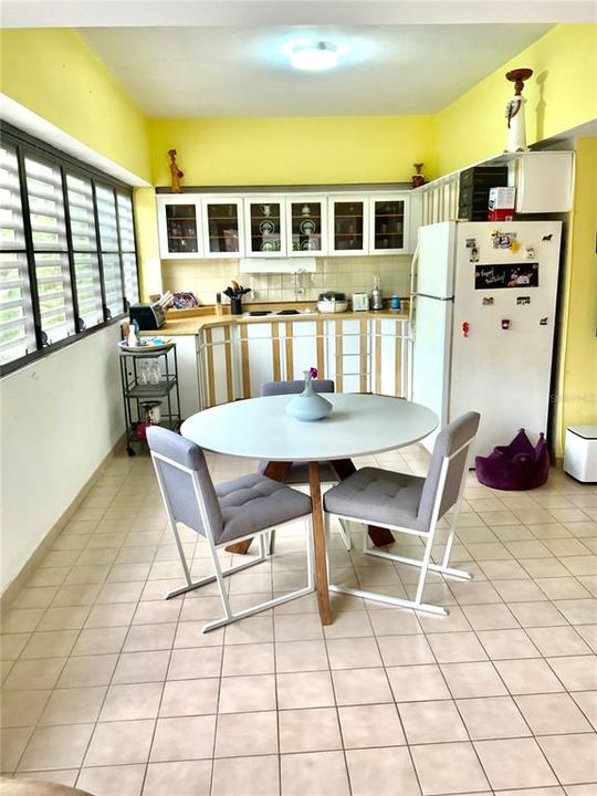 Vendido Recientemente: $575,000 (4 camas, 2 baños, 4600 Pies cuadrados)