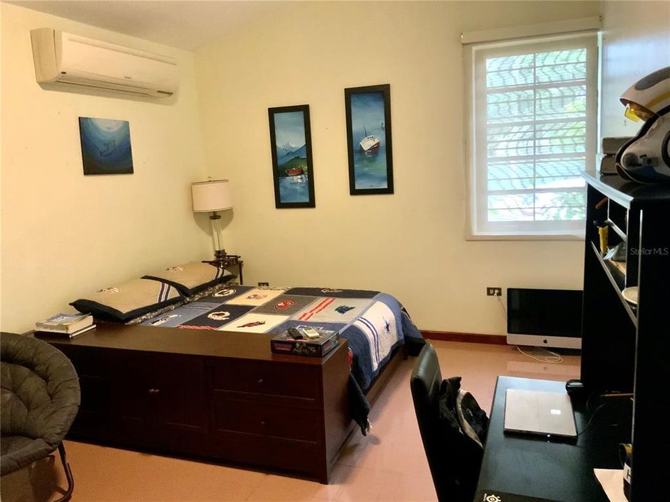 Vendido Recientemente: $575,000 (4 camas, 2 baños, 4600 Pies cuadrados)