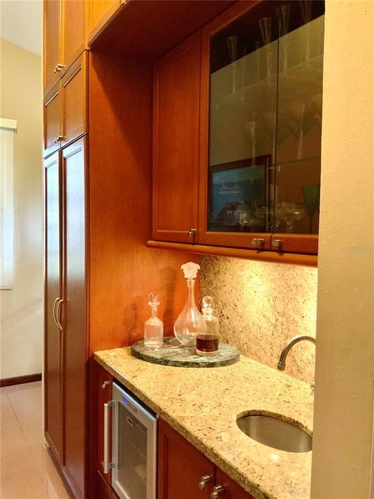 Vendido Recientemente: $575,000 (4 camas, 2 baños, 4600 Pies cuadrados)