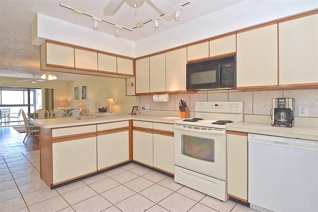 Recently Sold: $665,000 (2 beds, 2 baths, 1359 Square Feet)