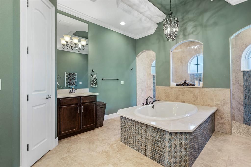 Recently Sold: $895,000 (5 beds, 4 baths, 3904 Square Feet)