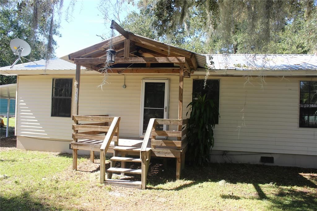 Front Porch w/lights and ceiling fan